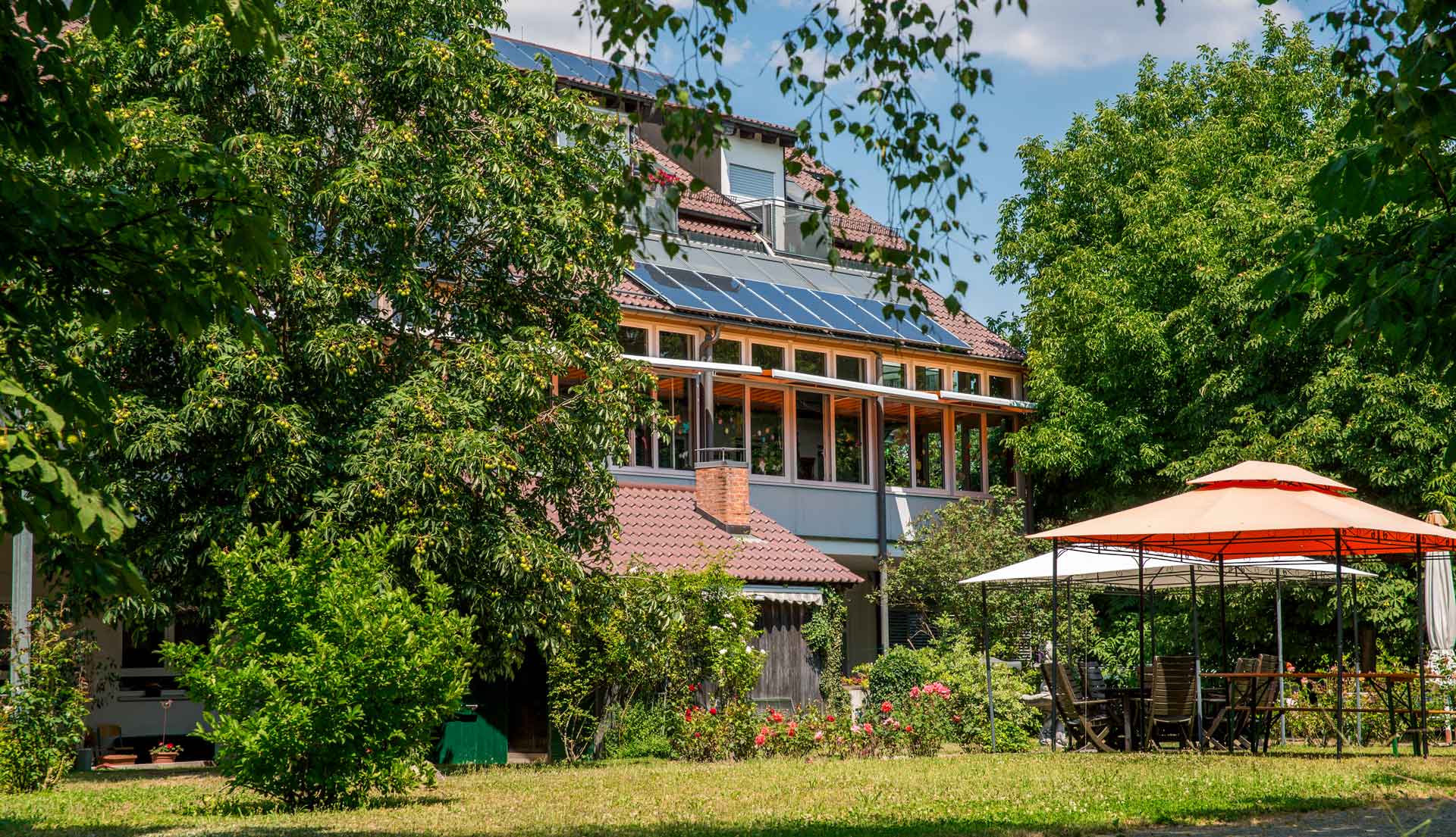 Die Geschichte des Pflegezentrum Wiesengrund beginnt im Jahre 2002 mit der Eröffnung des 1. Wohnbereichs