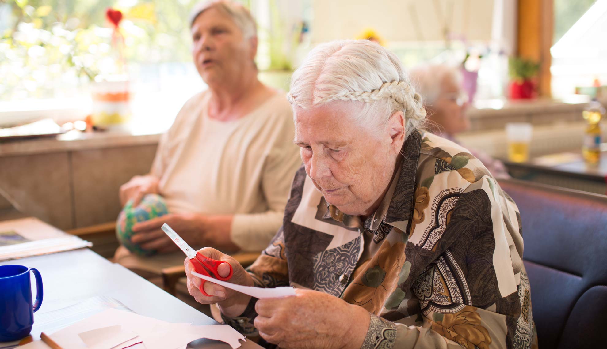 Pflegezentrum Wiesengrund Seniorin beim Basteln